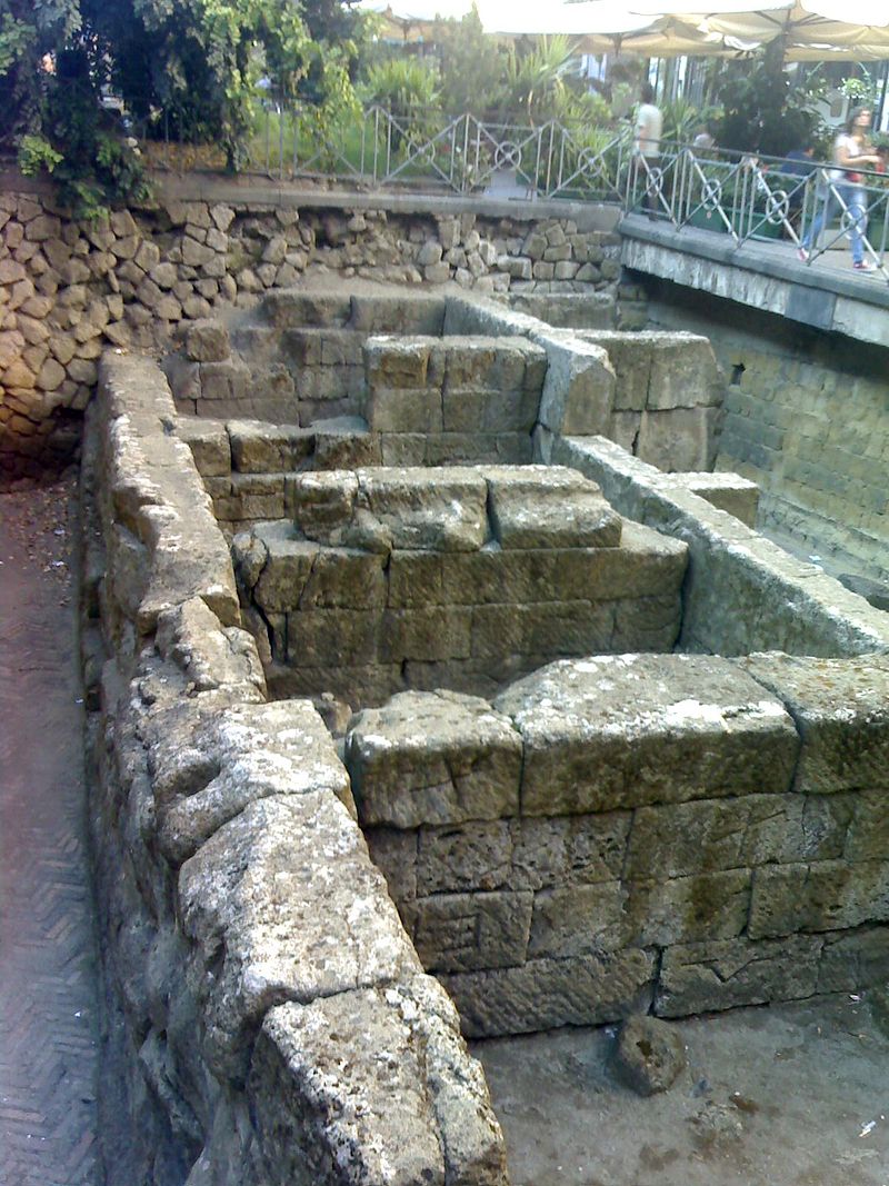 Le Mura Greche di Piazza Bellini