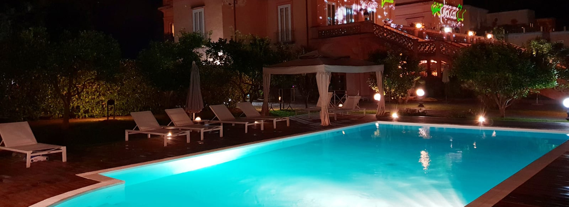 villasignorini_hotel_a_ercolano_foto_piscina_esterna_di_notte